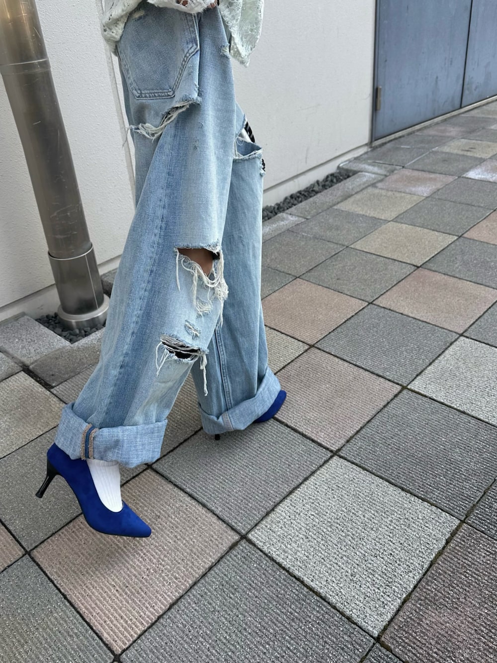 ブラック系のパンプスを着用したレディースの冬コーディネートの5枚目の写真