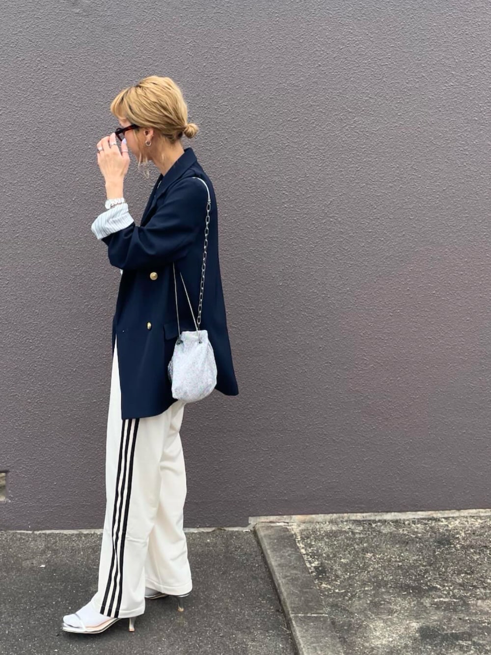 「adidas originals、トラックパンツ、ラインパンツ、ジャケット、詳細はInstagram、春ファッション」｜「FREAK'S STOREのadidas/アディダス 限定展開　BB TRACKPANT / ベッケンバウアー トラックパンツ（その他パンツ、ホワイト系）」を使った、amoriaさん（レディース・152cm）の春コーディネートの3枚目の写真
