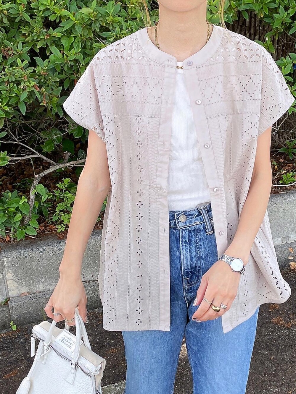 グレー系のシャツ/ブラウスを着用したレディースの春コーディネートの4枚目の写真