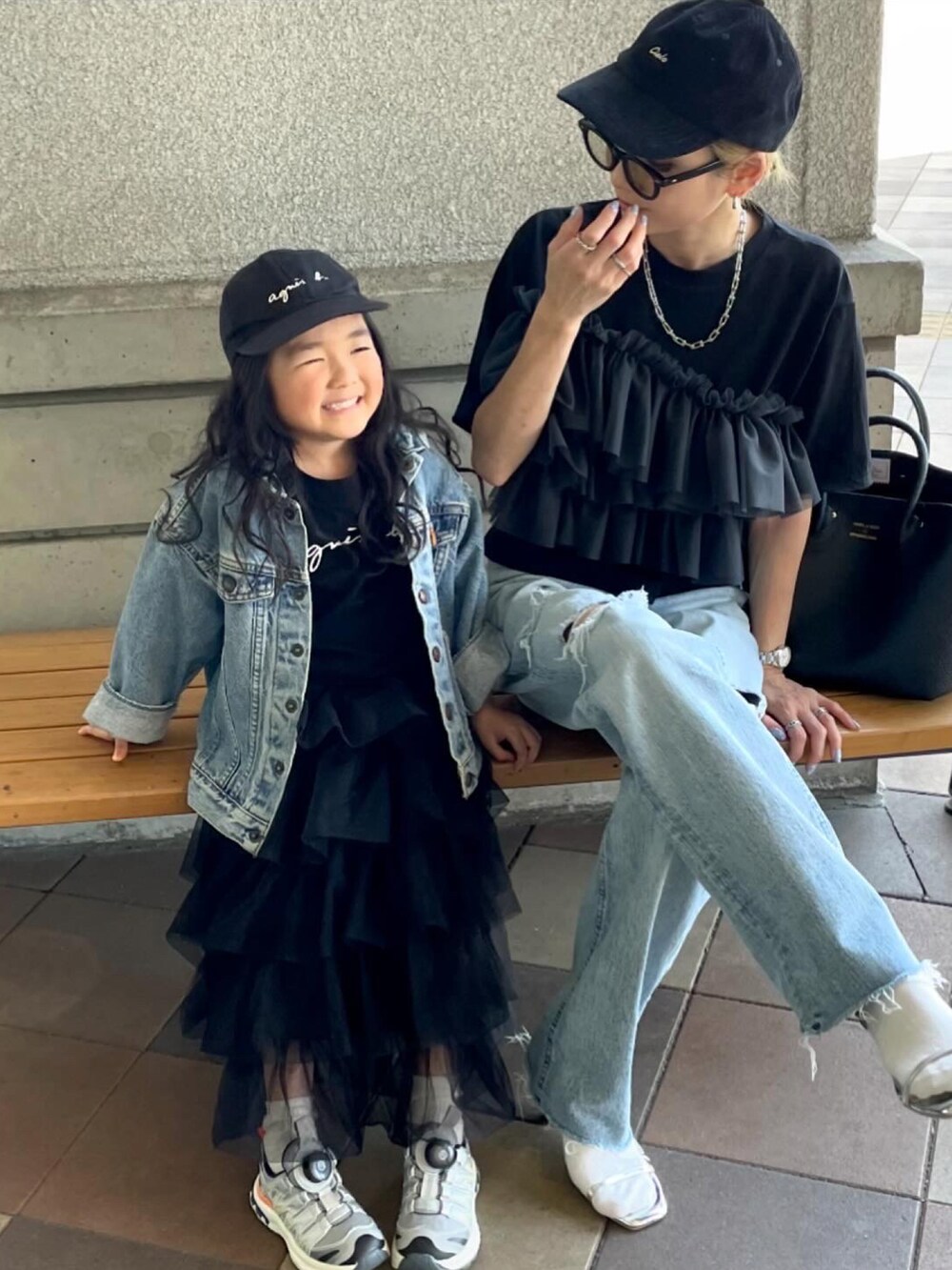 ブラック系のTシャツ/カットソーを着用したレディースの春コーディネートの4枚目の写真