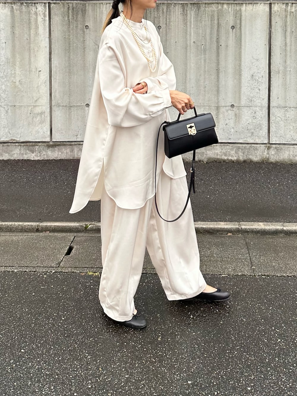 ホワイト系のトップス、ホワイト系のシャツ/ブラウス、ホワイト系のその他パンツを着用したレディースの秋コーディネートの4枚目の写真