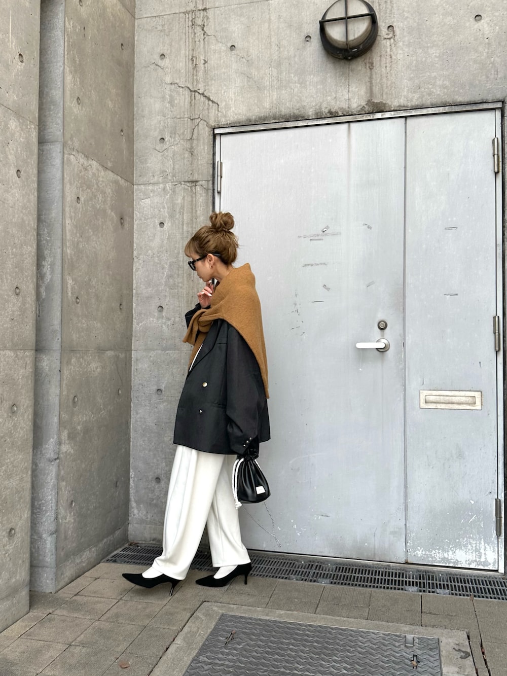 ホワイト系のセットアップを着用したレディースの春コーディネートの2枚目の写真