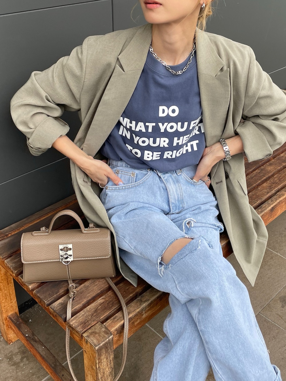 「春ジャケット、ジャケットコーデ、ロゴT、デニムコーデ、詳細はInstagram」｜「ANGIEのメッセージ ロゴ プリント Tシャツ（Tシャツ/カットソー、ブルー系）」を使った、amoriaさん（レディース・152cm）の春コーディネートの2枚目の写真