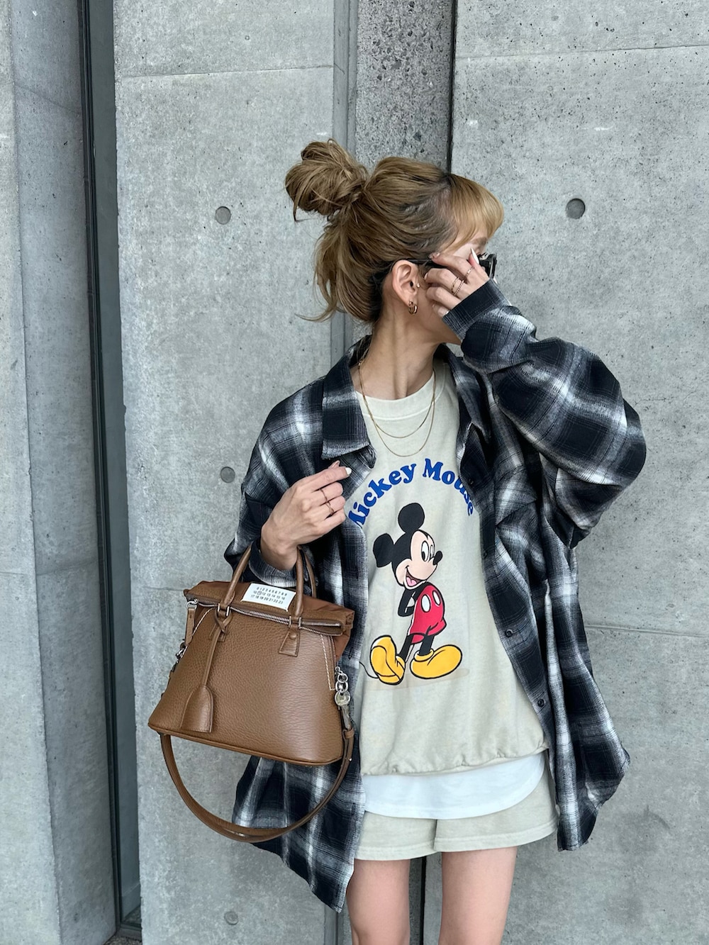 ブラウン系のバッグを着用したレディースの春コーディネートの2枚目の写真