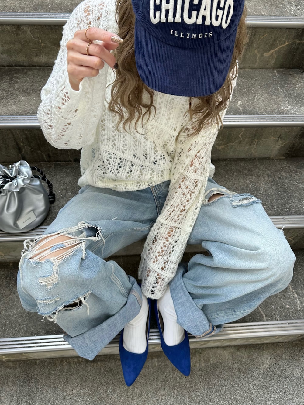 ブラック系のパンプスを着用したレディースの冬コーディネートの2枚目の写真