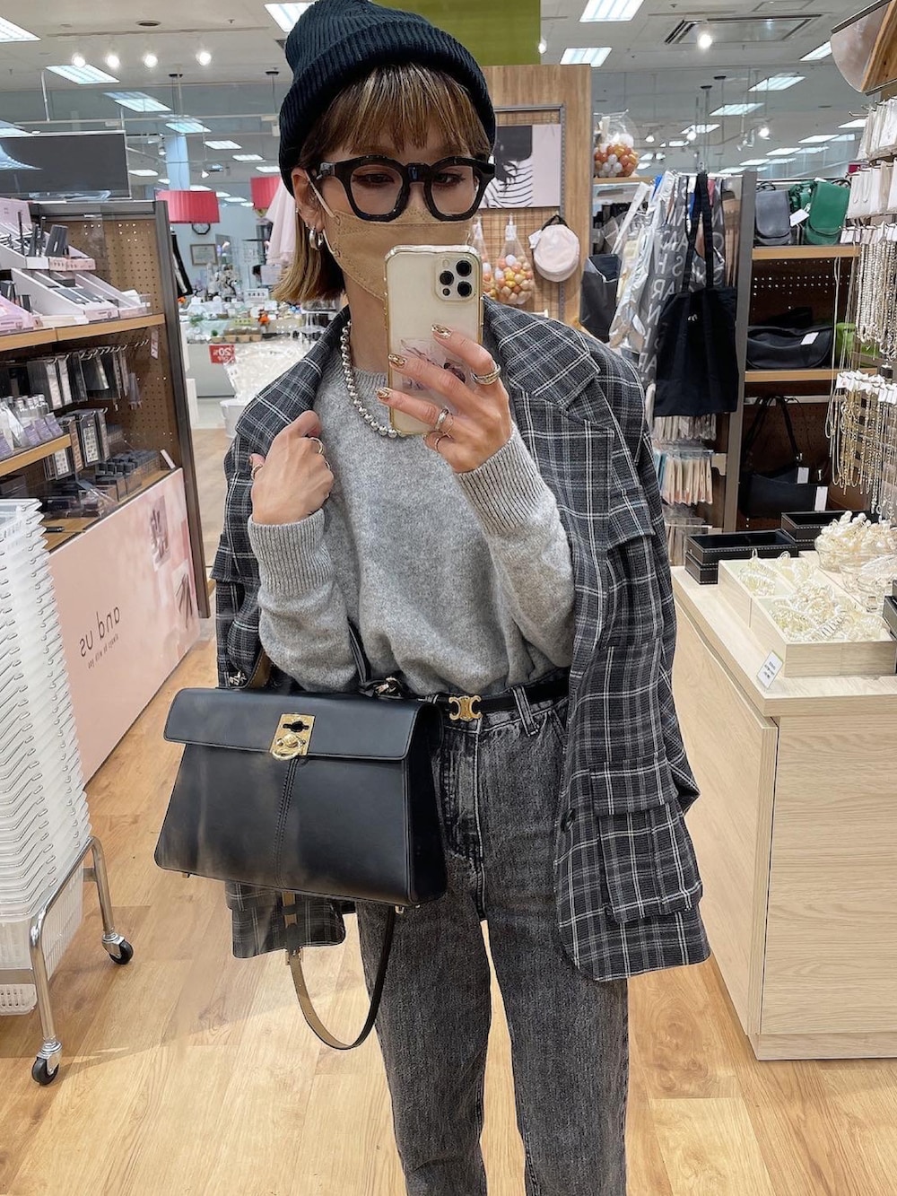 ブラウン系のテーラードジャケットを着用したレディースの秋コーディネートの3枚目の写真