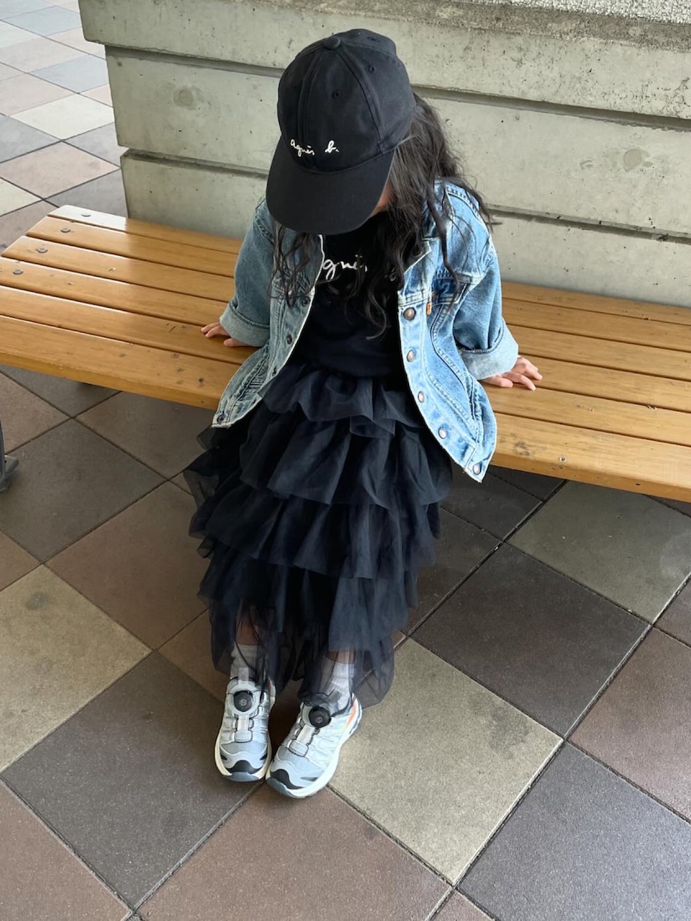 ブラック系のTシャツ/カットソーを着用したレディースの春コーディネートの3枚目の写真