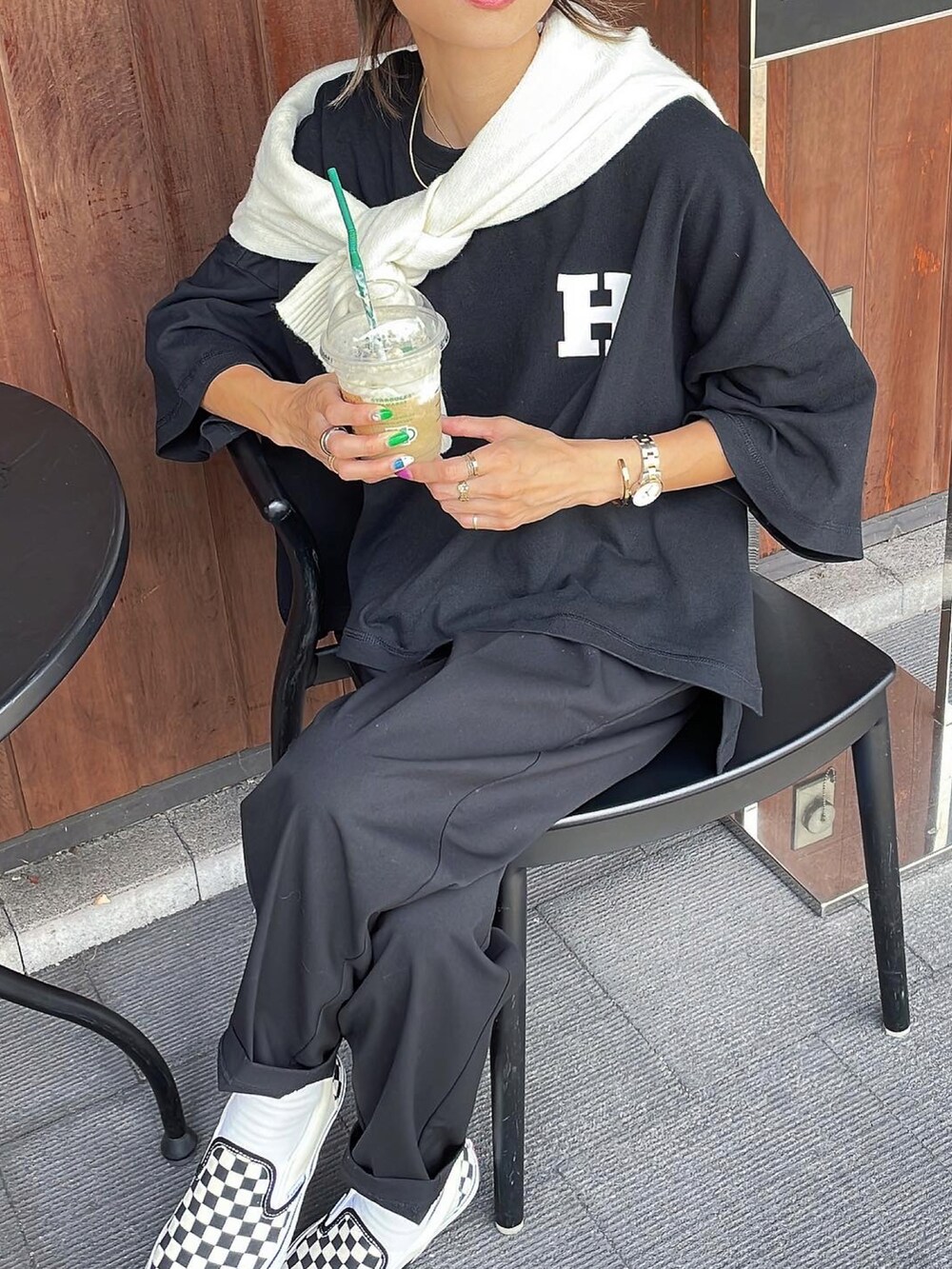 ブラック系のTシャツ/カットソー、ブラック系のスニーカーを着用したレディースの夏コーディネートの2枚目の写真