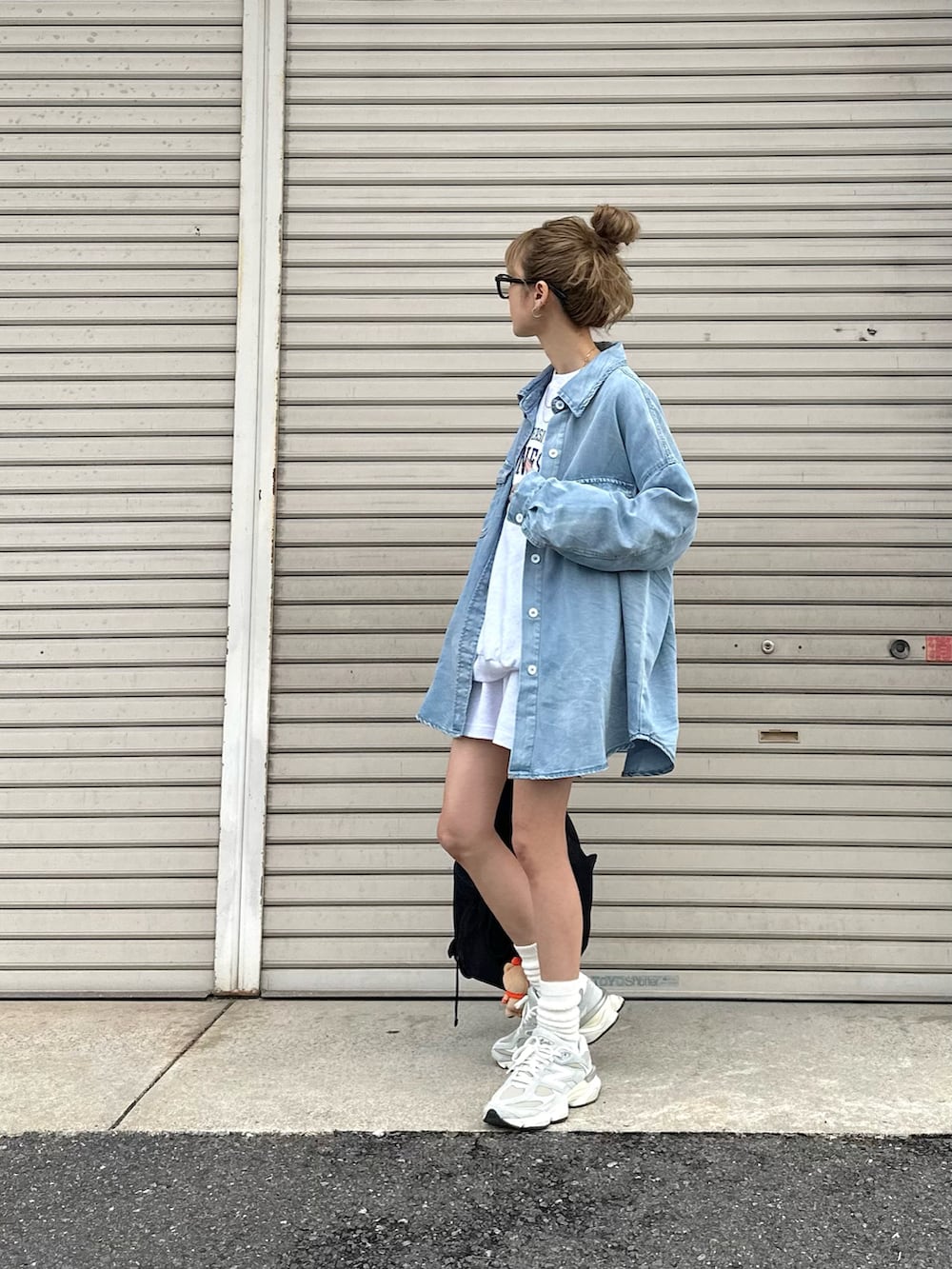 グレー系のスニーカー、ブルー系のシャツ/ブラウスを着用したレディースの春コーディネートの4枚目の写真