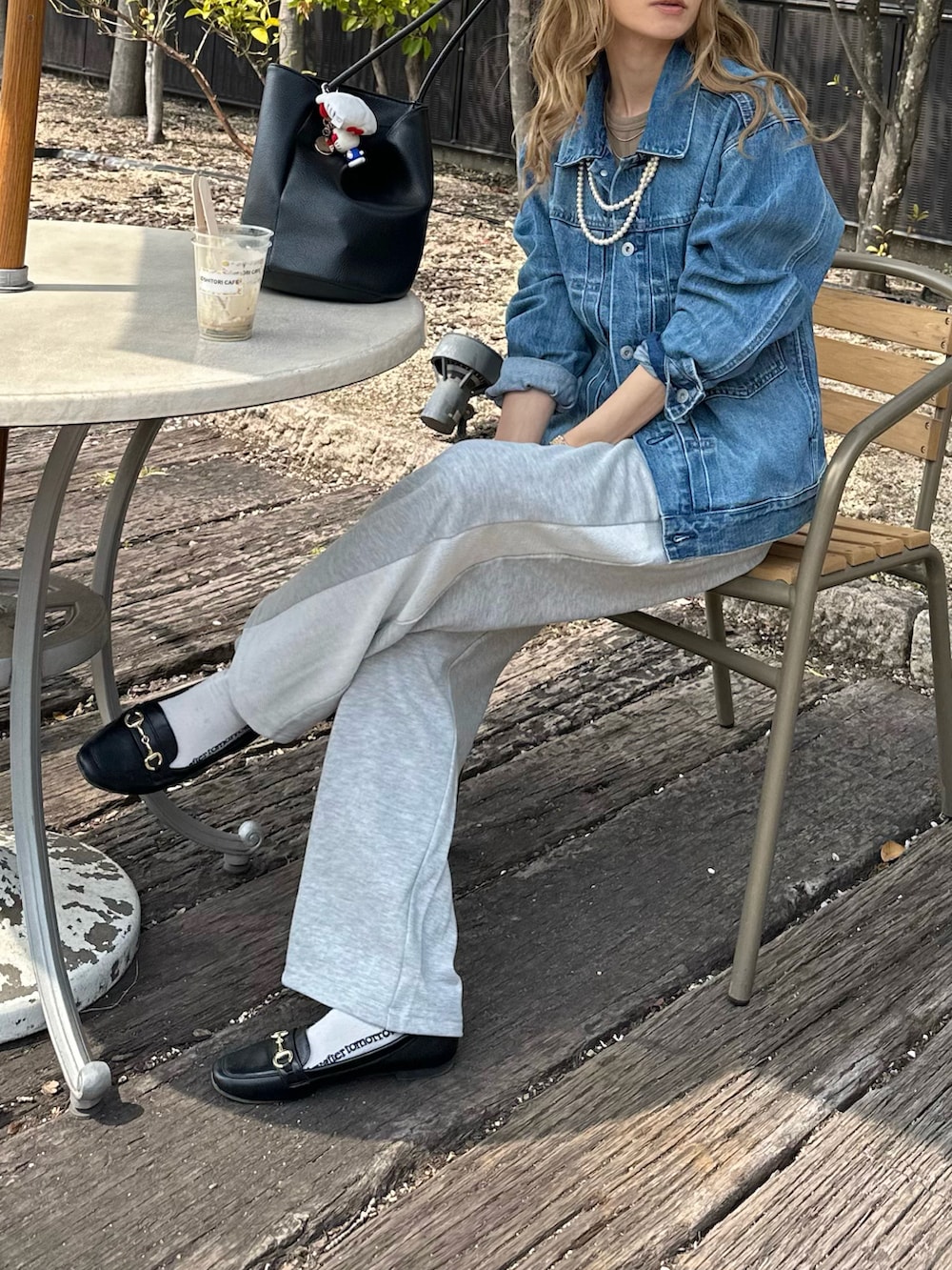 ブルー系のデニムジャケットを着用したレディースの春コーディネートの2枚目の写真