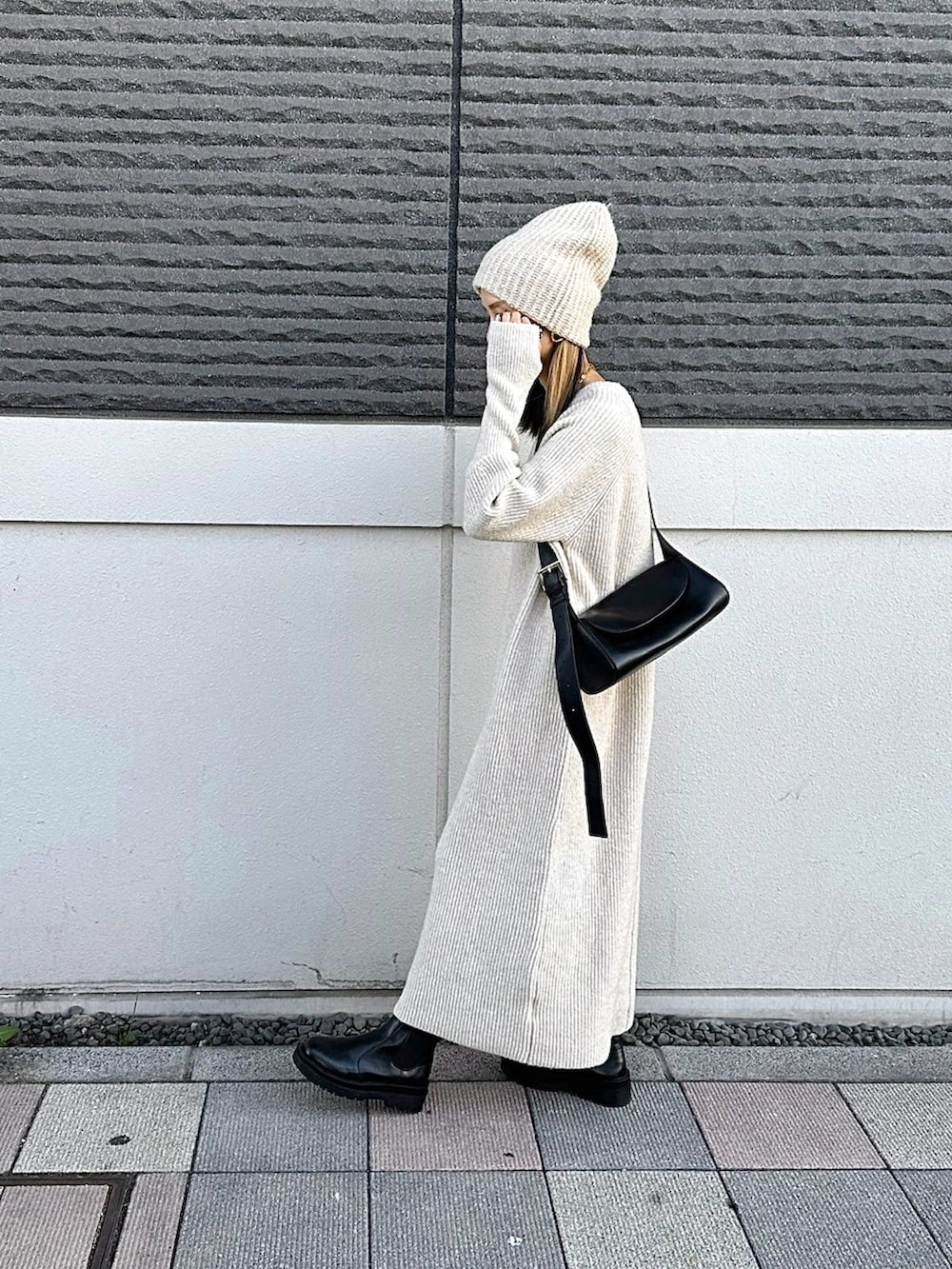 ベージュ系のワンピース、ベージュ系のニットキャップ/ビーニーを着用したレディースの秋コーディネートの2枚目の写真