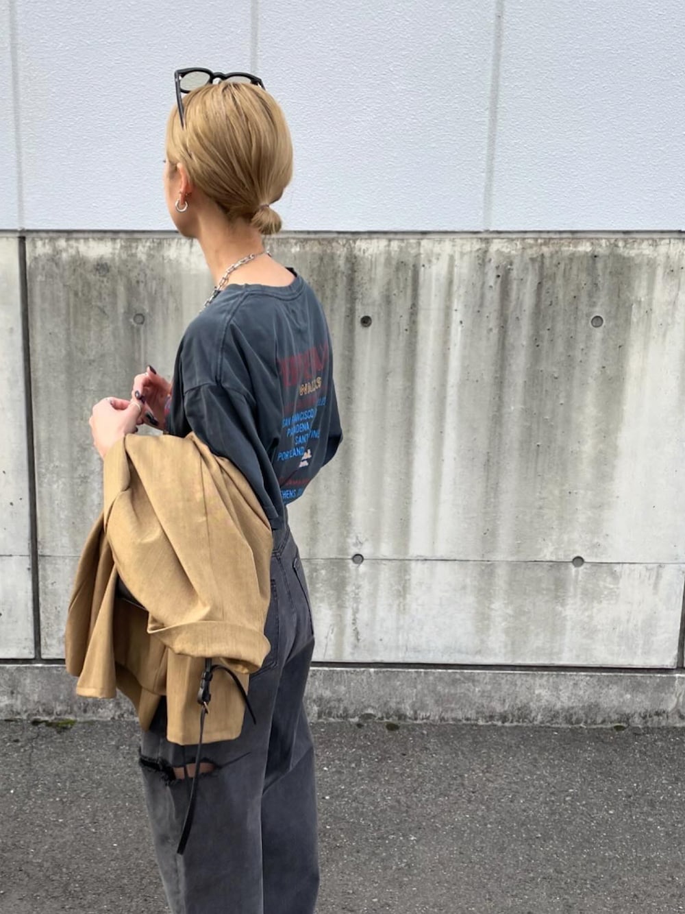 グレー系のTシャツ/カットソー、ブラウン系のテーラードジャケットを着用したレディースの春コーディネートの3枚目の写真