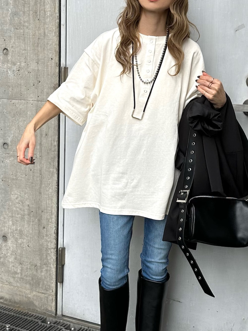 ホワイト系のTシャツ/カットソーを着用したレディースの春コーディネートの5枚目の写真