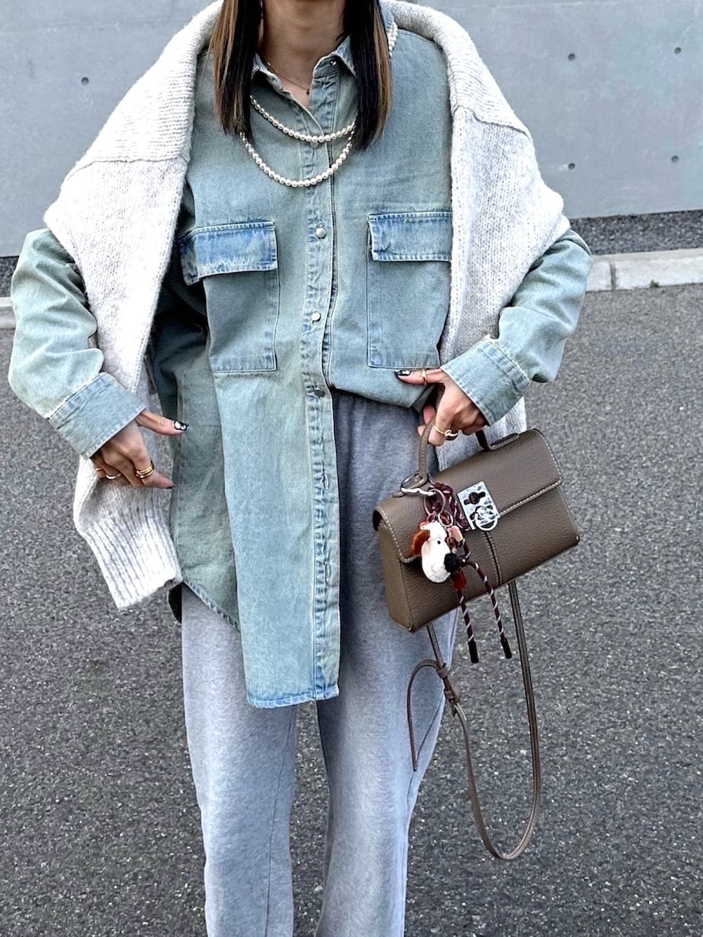 ベージュ系のサンダル、ベージュ系のニットキャップ/ビーニーを着用したレディースの冬コーディネートの3枚目の写真