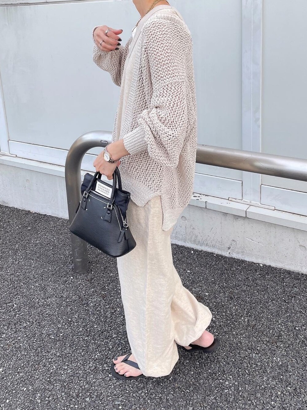 ベージュ系のつなぎ/オールインワン、ホワイト系のカーディガン/ボレロを着用したレディースの春コーディネートの2枚目の写真