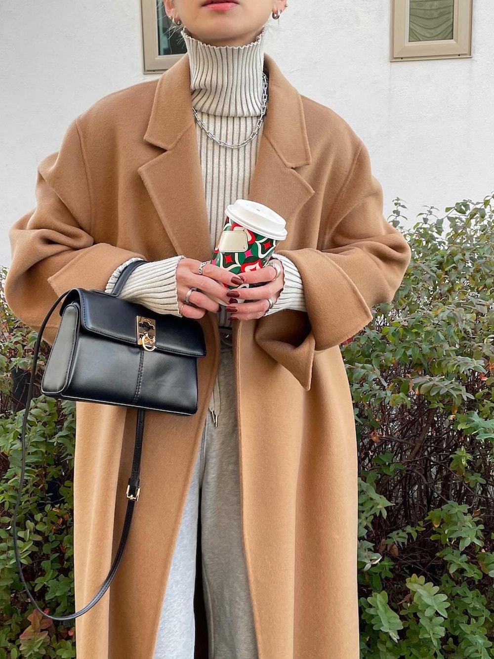 ホワイト系のニット/セーターを着用したレディースの冬コーディネートの2枚目の写真