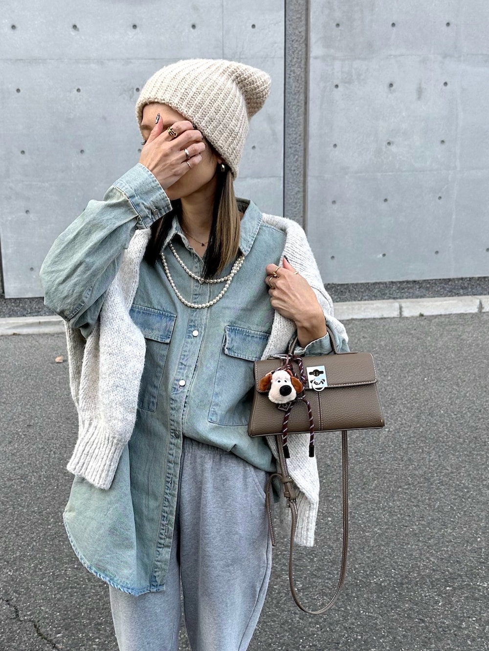 ベージュ系のサンダル、ベージュ系のニットキャップ/ビーニーを着用したレディースの冬コーディネートの2枚目の写真