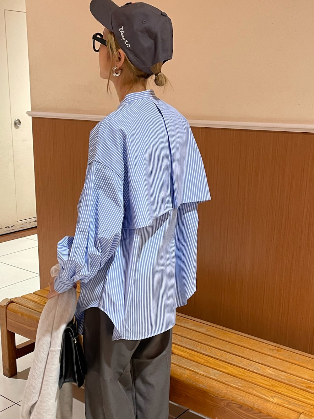 ブルー系のシャツ/ブラウスを着用したレディースの春コーディネートの4枚目の写真