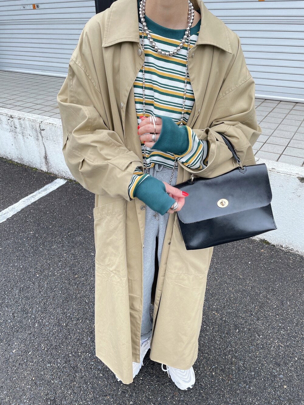 ブルー系のTシャツ/カットソー、ベージュ系のスニーカーを着用したレディースの冬コーディネートの2枚目の写真