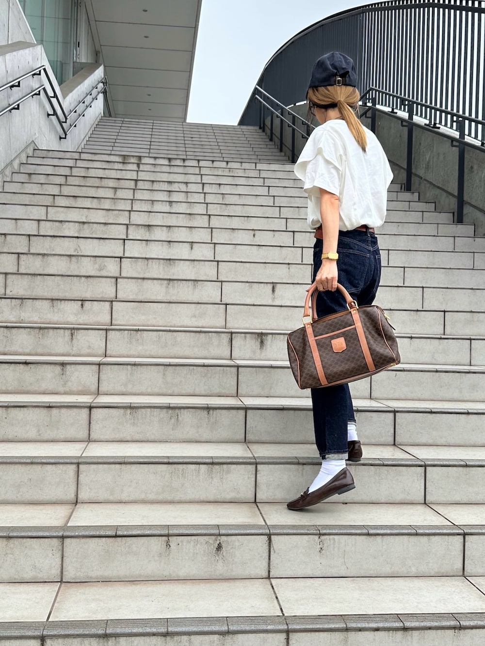 「白Tシャツ、ワンウォッシュデニム、ローファー、トラッド、大人カジュアル、詳細はInstagram」｜「eachのラッフルフリルスリーブコンパクトTシャツ（Tシャツ/カットソー、ホワイト系）」を使った、amoriaさん（レディース・152cm）の夏コーディネートの3枚目の写真