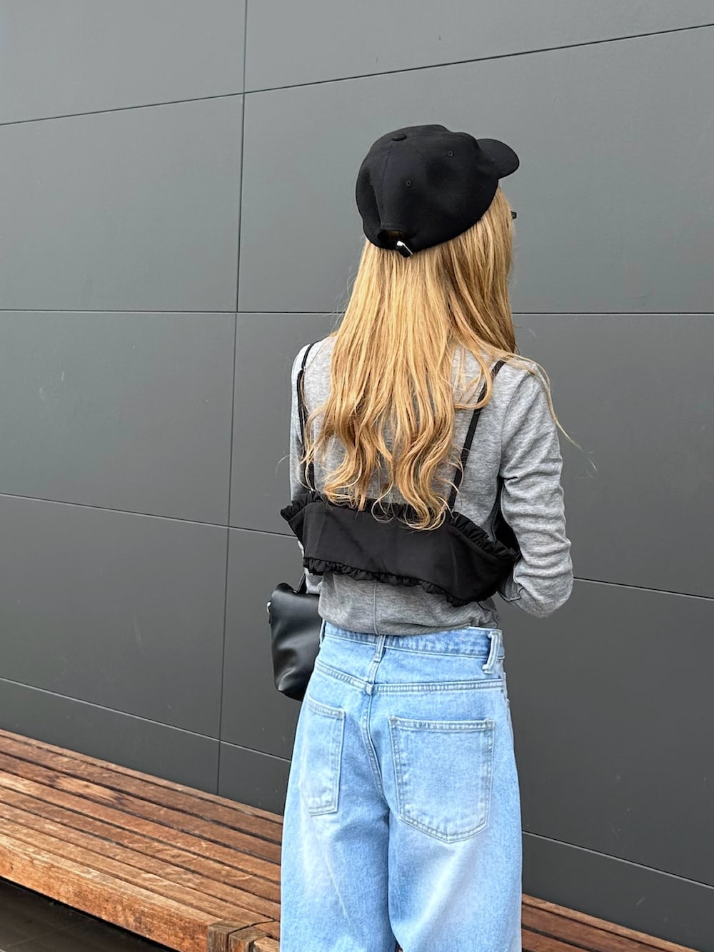 ブラック系のキャミソールを着用したレディースの秋コーディネートの3枚目の写真