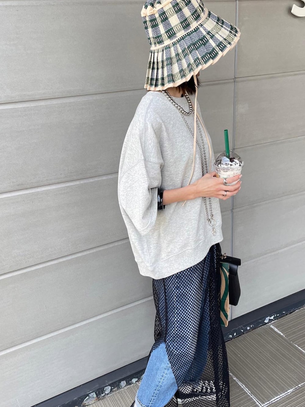 ブラック系のワンピースを着用したレディースの春コーディネートの4枚目の写真