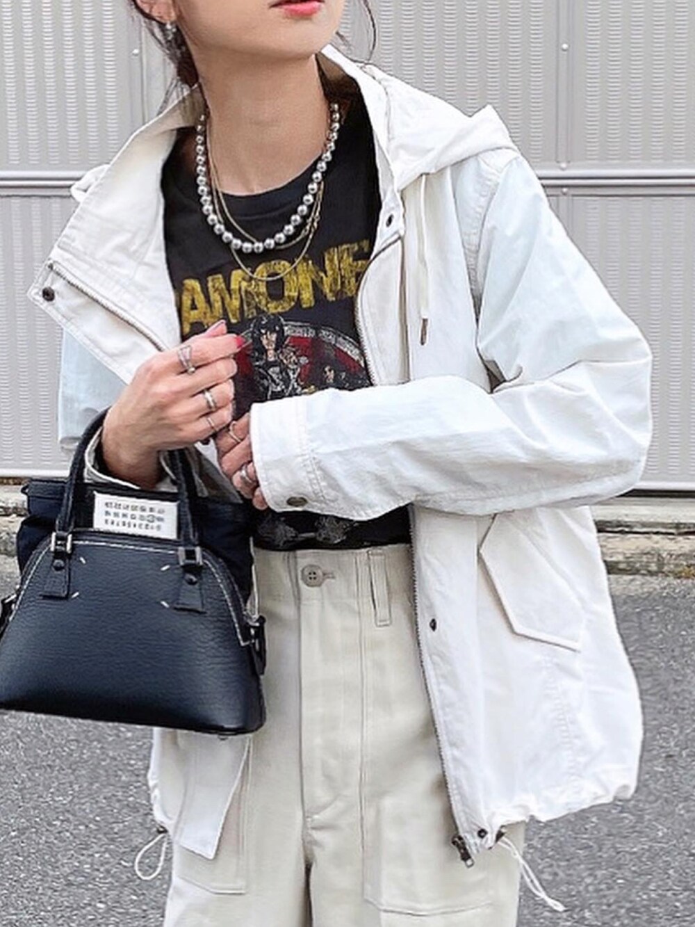 ホワイト系のその他パンツ、ホワイト系のマウンテンパーカーを着用したレディースの春コーディネートの4枚目の写真