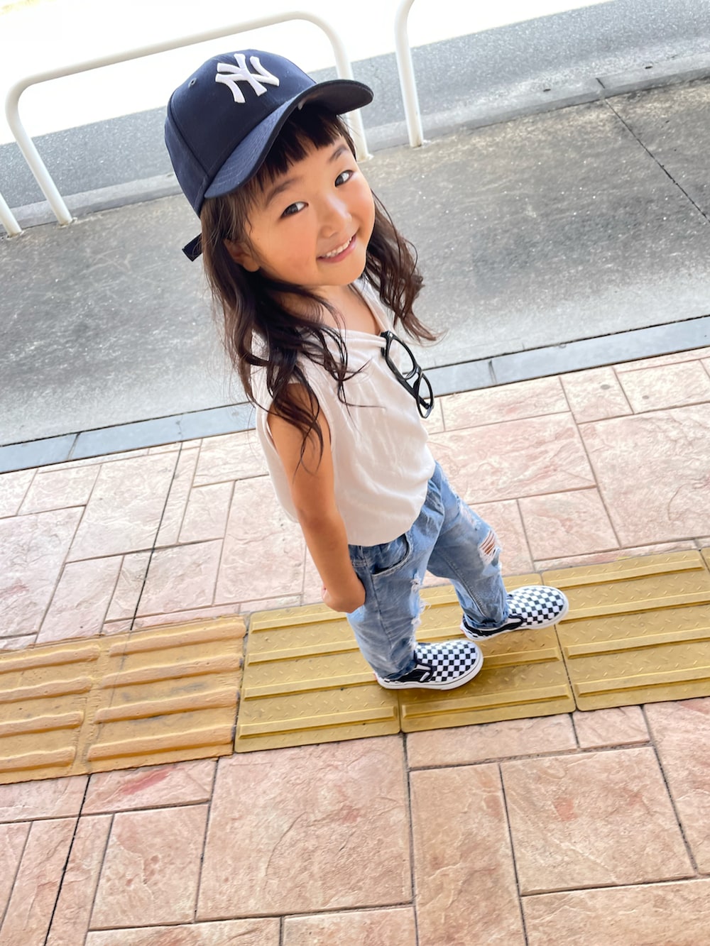 「親コーデ、親子リンク、デニム、ニットタンク、ニットビスチェ、ニット帽、ビーニー、ガゼル、adidas originals、VANS、詳細はInstagram」｜「Ungridのリブ編みニット帽（ニットキャップ/ビーニー、グレー系）」を使った、amoriaさん（レディース・152cm）の夏コーディネートの2枚目の写真