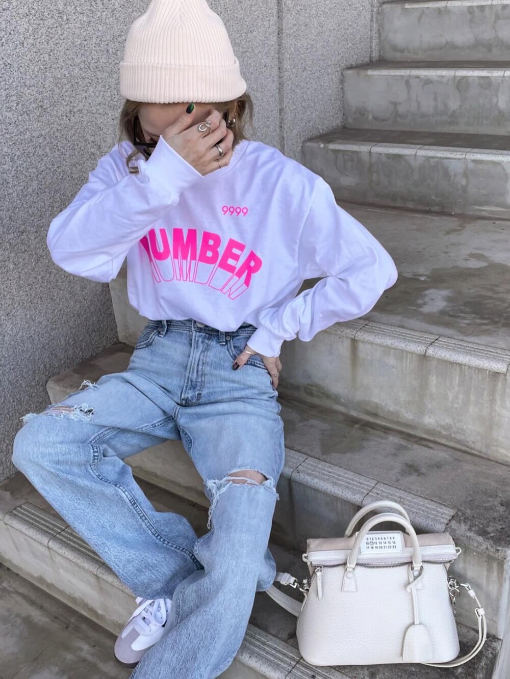 ホワイト系のTシャツ/カットソーを着用したレディースの春コーディネートの2枚目の写真