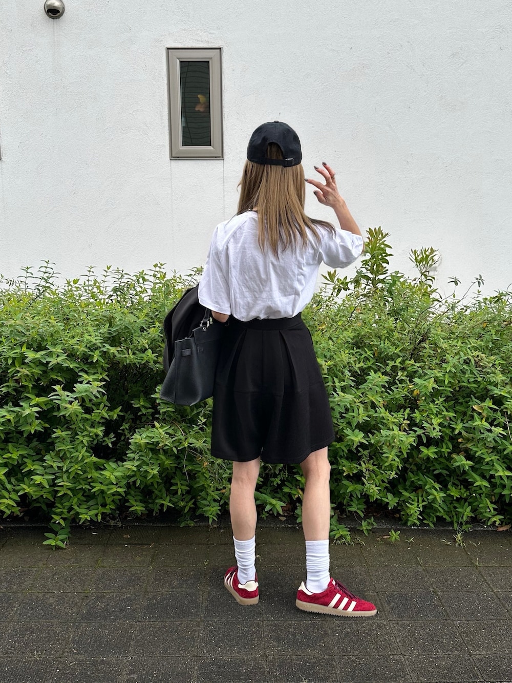 ブラック系のその他パンツ、ホワイト系のTシャツ/カットソーを着用したレディースの春コーディネートの4枚目の写真