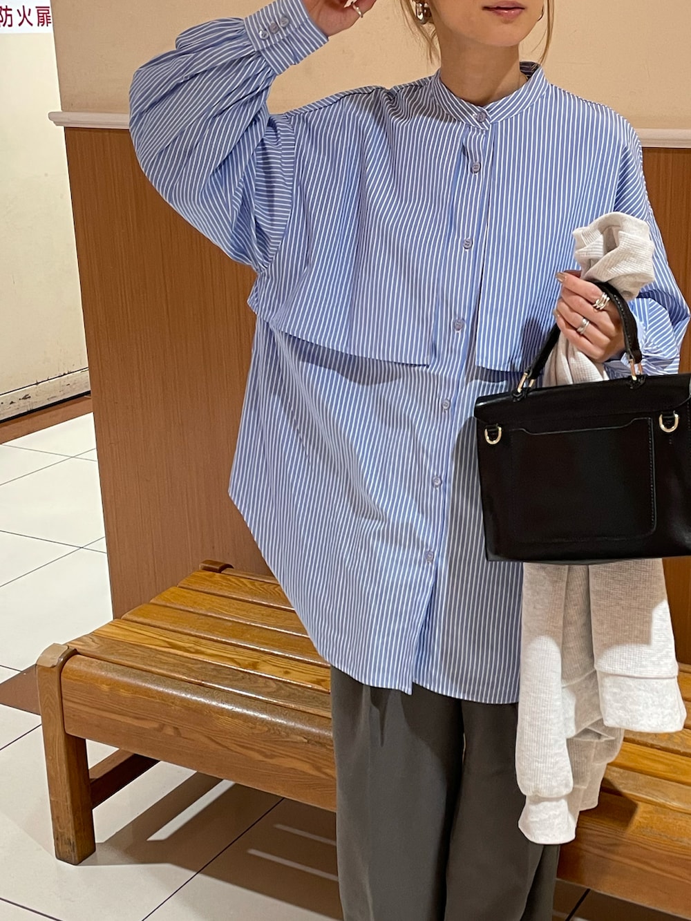 ブルー系のシャツ/ブラウスを着用したレディースの春コーディネートの5枚目の写真