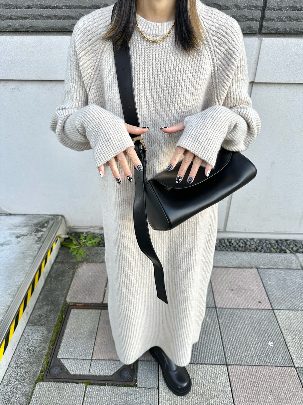 ベージュ系のワンピース、ベージュ系のニットキャップ/ビーニーを着用したレディースの秋コーディネートの5枚目の写真