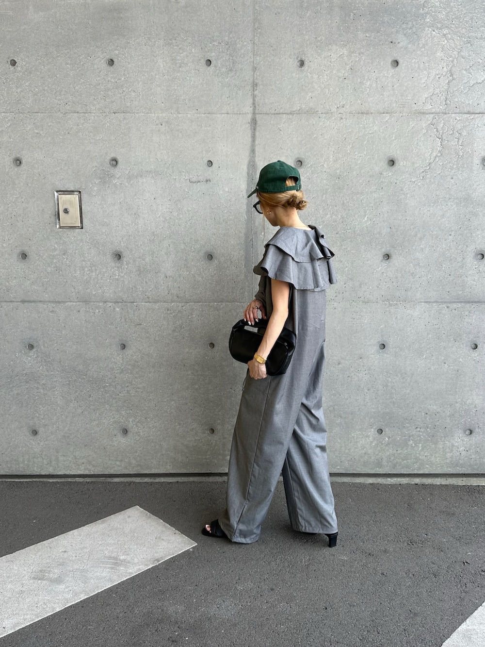グレー系のつなぎ/オールインワンを着用したレディースの夏コーディネートの3枚目の写真