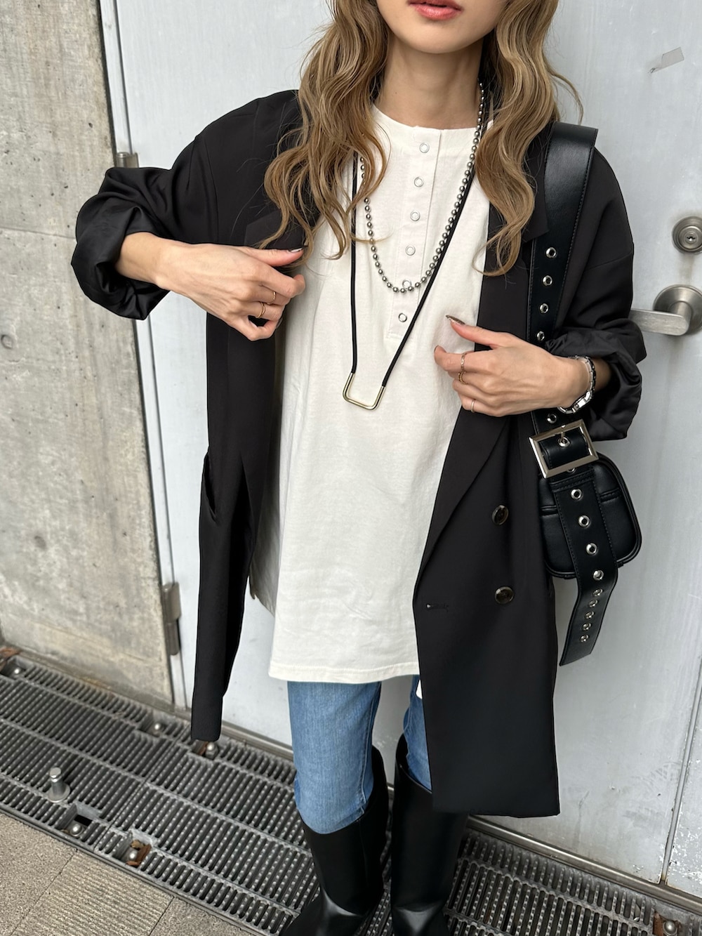 ホワイト系のTシャツ/カットソーを着用したレディースの春コーディネートの2枚目の写真