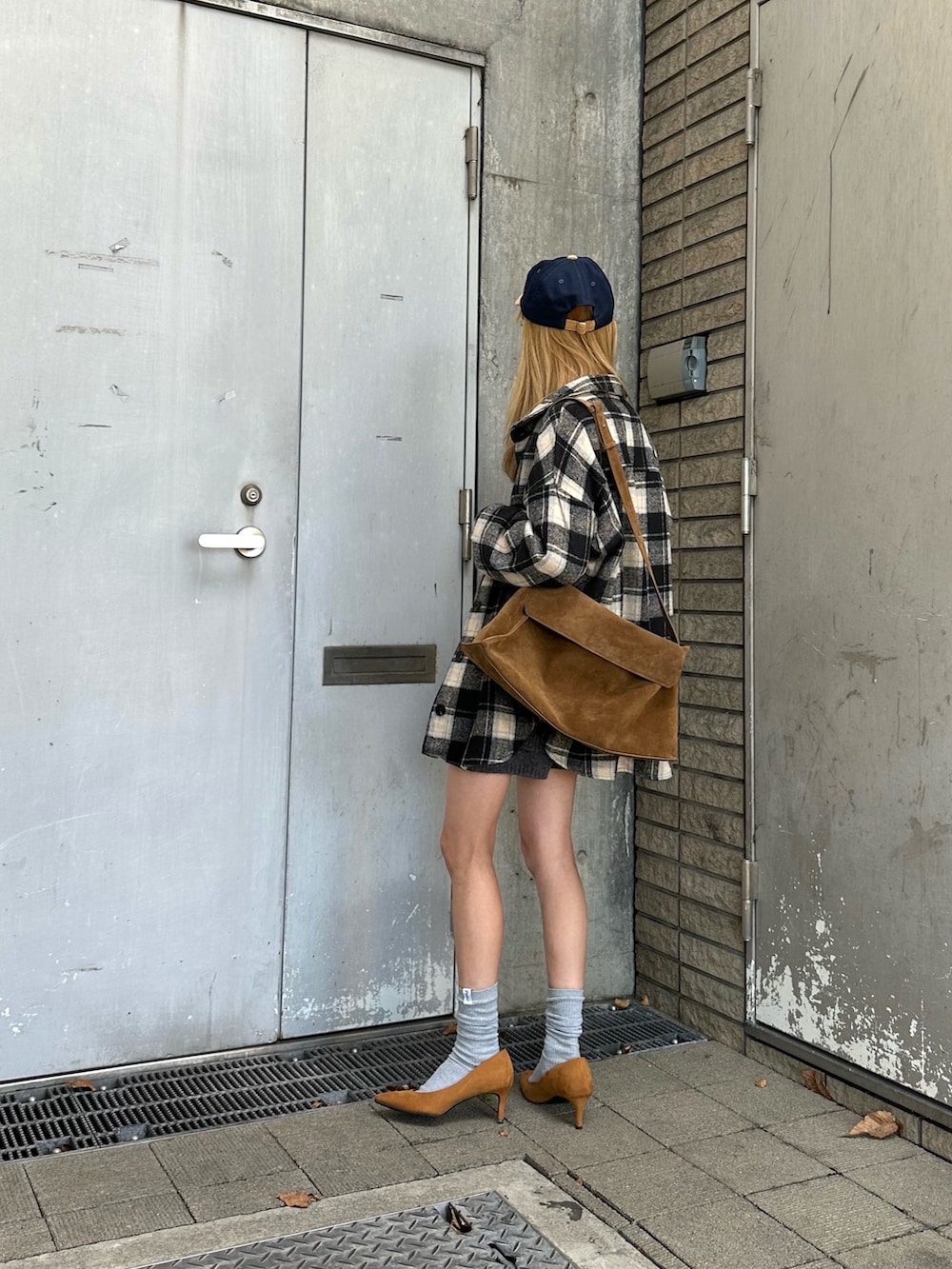 ブラック系のシャツ/ブラウスを着用したレディースの秋コーディネートの4枚目の写真