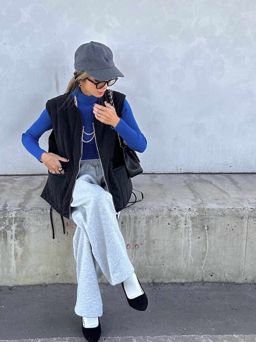 ブラック系のダウンジャケット/コートを着用したレディースの秋コーディネートの4枚目の写真