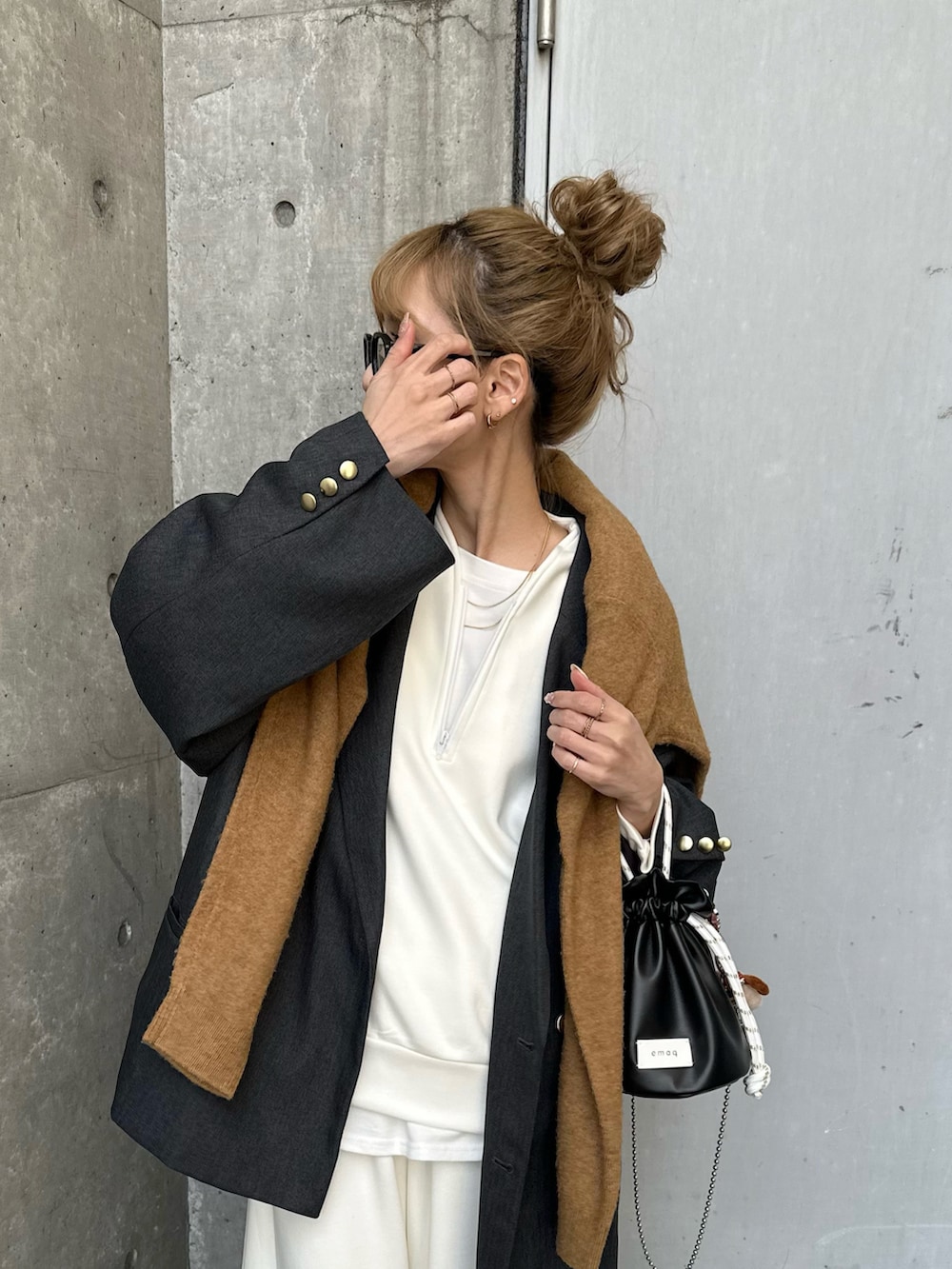 ホワイト系のセットアップを着用したレディースの春コーディネートの3枚目の写真