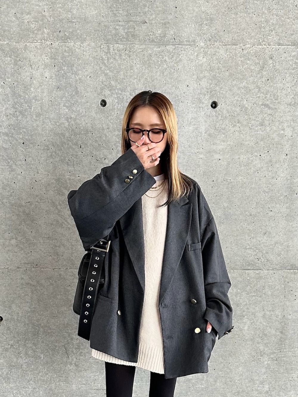 「ジャケット、タイツ×靴下、New Balance、詳細はInstagram」｜「classicalelfの気軽に羽織れる大人のブレザー。サイドスリットオーバーサイズ ダブルジャケット（テーラードジャケット、グレー系）」を使った、amoriaさん（レディース・152cm）の春コーディネートの2枚目の写真