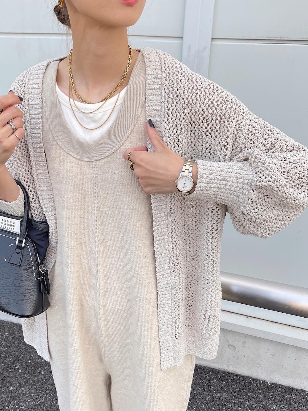 ベージュ系のつなぎ/オールインワン、ホワイト系のカーディガン/ボレロを着用したレディースの春コーディネートの3枚目の写真