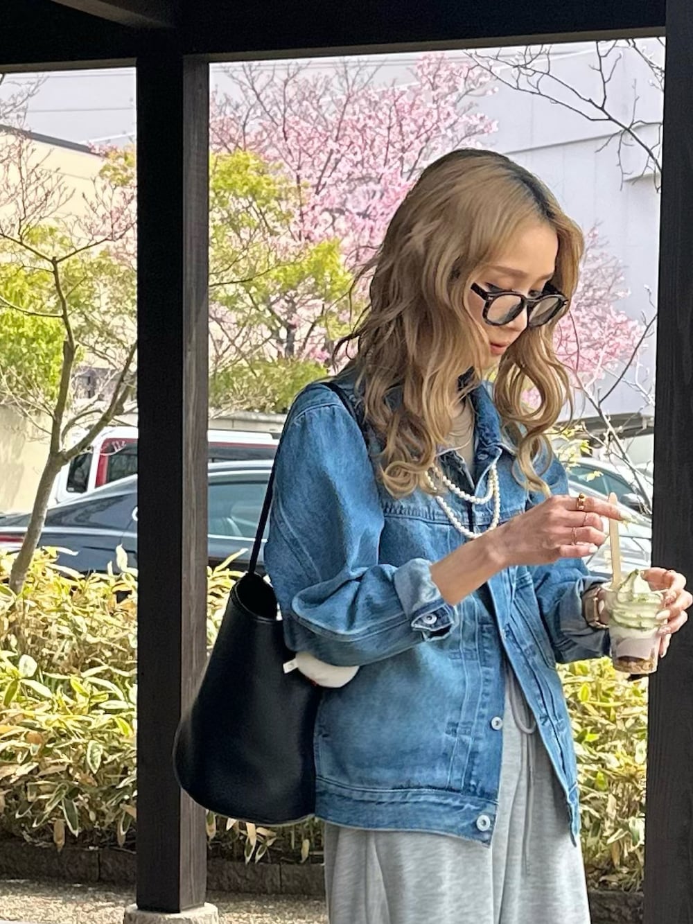 ブルー系のデニムジャケットを着用したレディースの春コーディネートの3枚目の写真