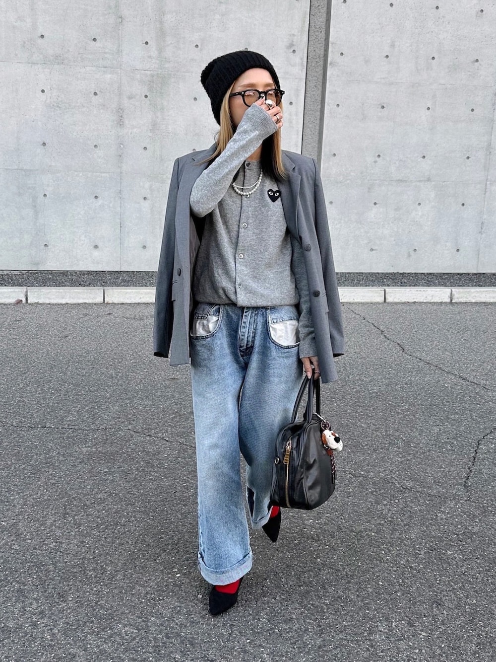 ブルー系のデニムパンツ、ベージュ系のニットキャップ/ビーニーを着用したレディースの冬コーディネートの3枚目の写真