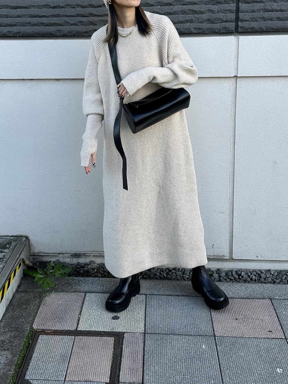 ベージュ系のワンピース、ベージュ系のニットキャップ/ビーニーを着用したレディースの秋コーディネートの4枚目の写真