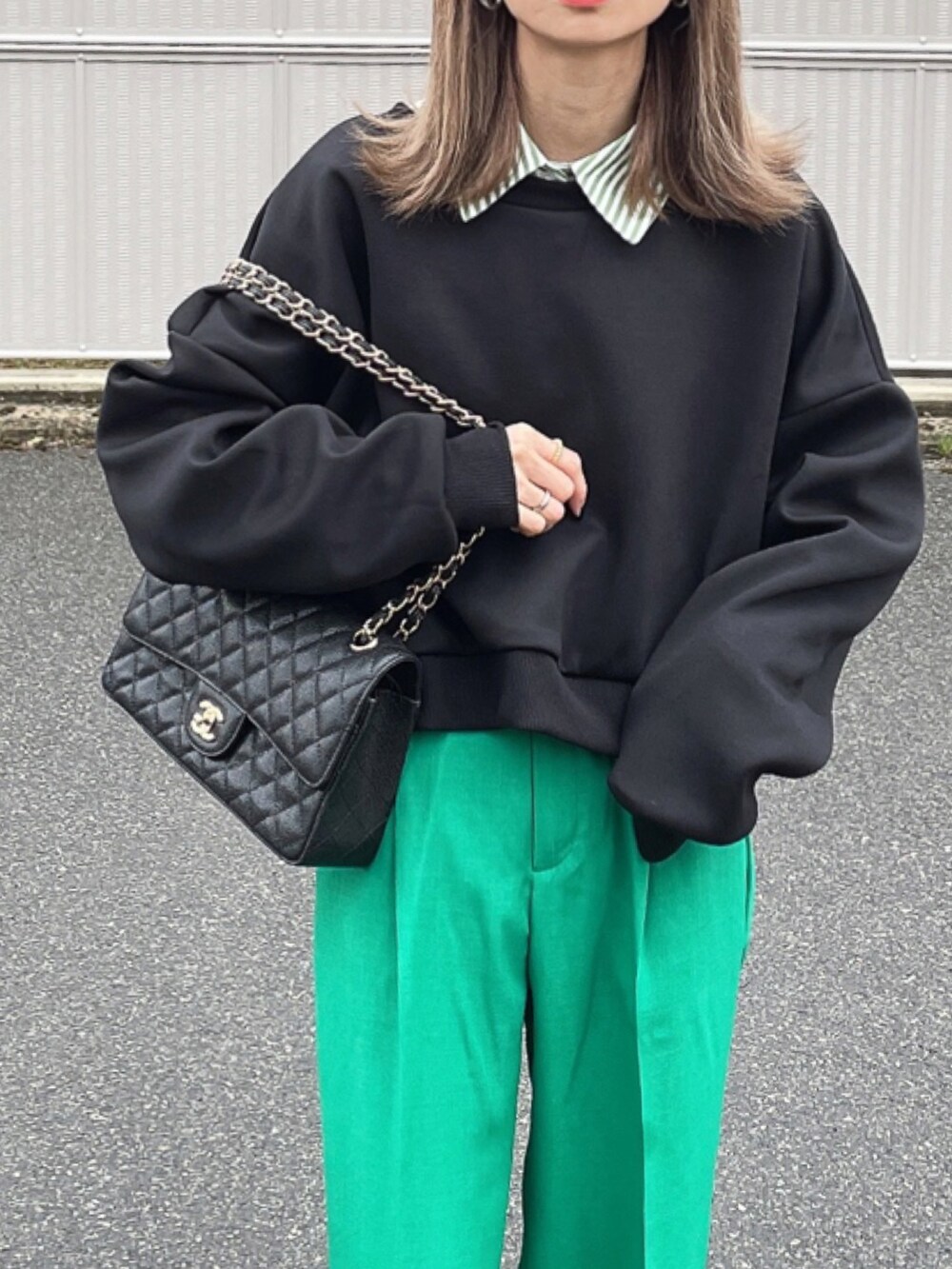 ブラック系のカーディガン/ボレロを着用したレディースの春コーディネートの2枚目の写真