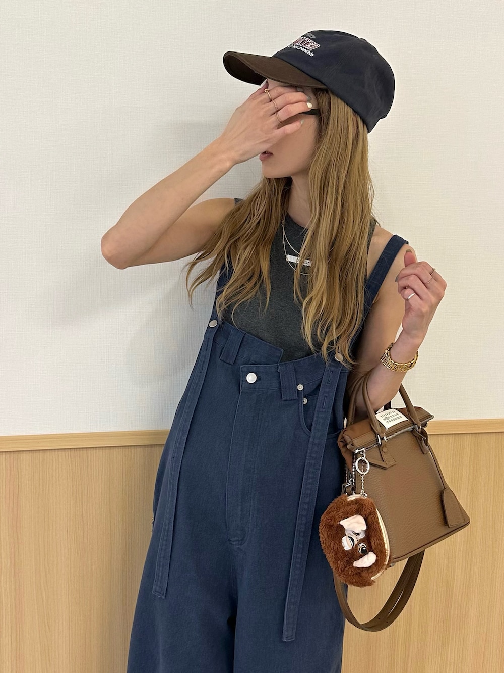 ブラウン系のバッグを着用したレディースの夏コーディネートの3枚目の写真