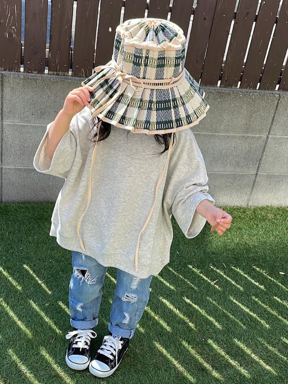 ブラック系のワンピースを着用したレディースの春コーディネートの3枚目の写真