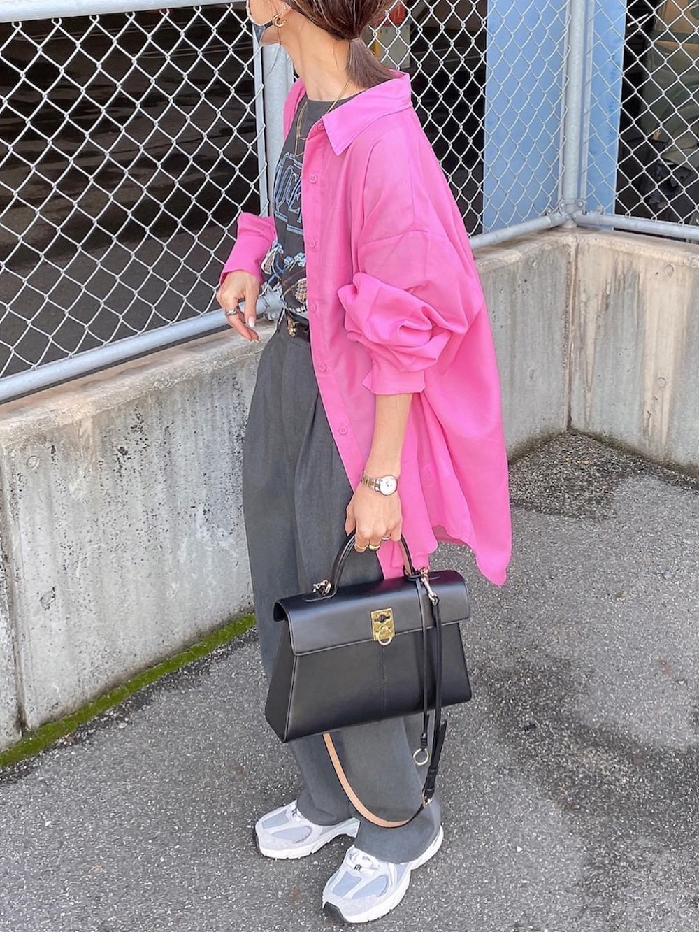 ピンク系のシャツ/ブラウス、ブラック系のTシャツ/カットソーを着用したレディースの春コーディネートの2枚目の写真