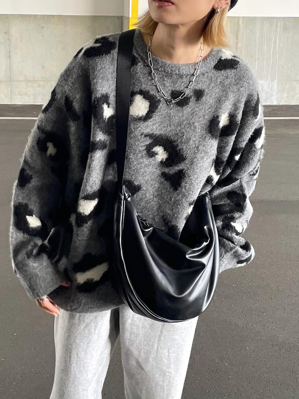 グレー系のニット/セーターを着用したレディースの冬コーディネートの3枚目の写真