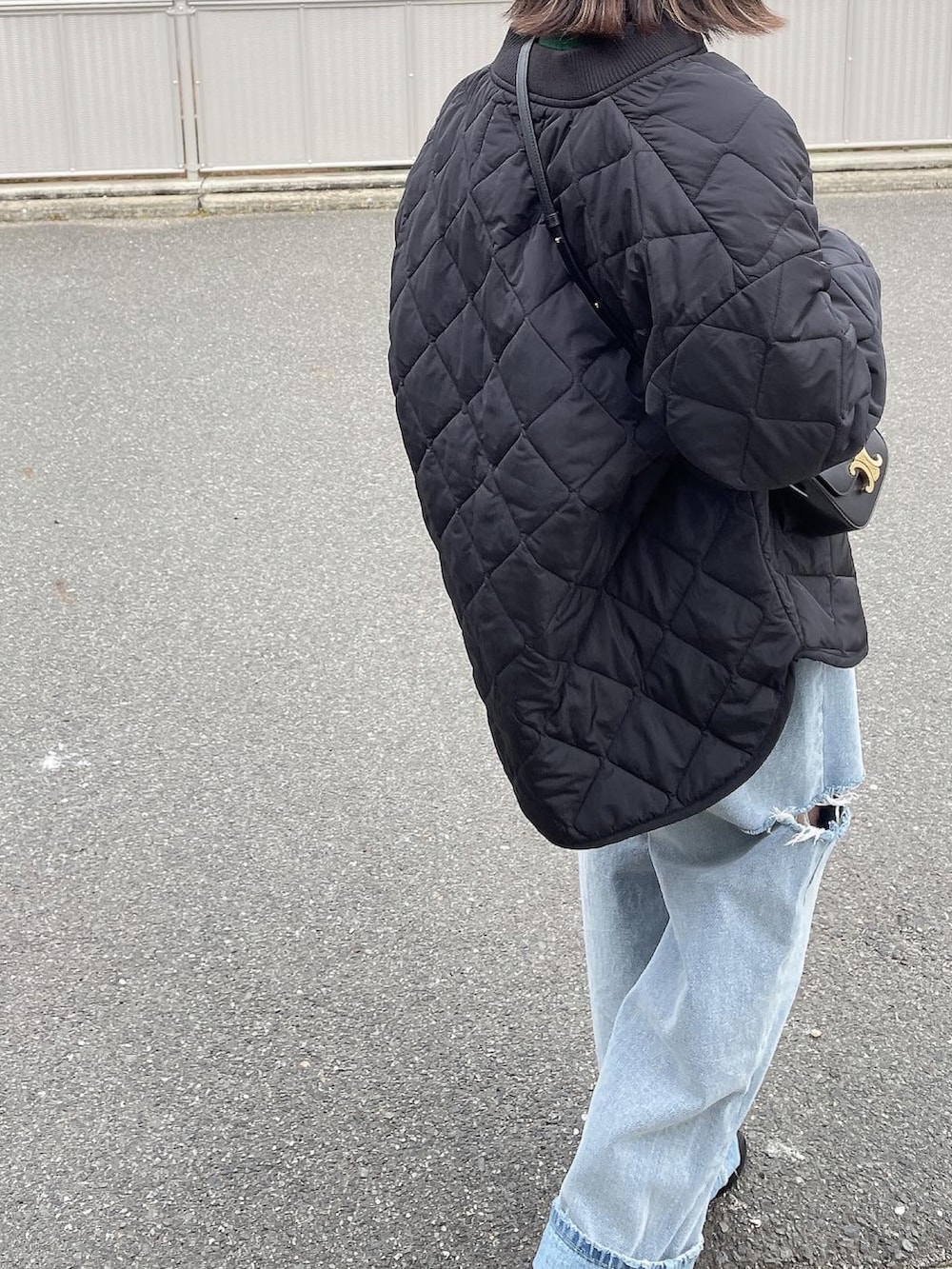 ブラック系のブルゾンを着用したレディースの冬コーディネートの3枚目の写真