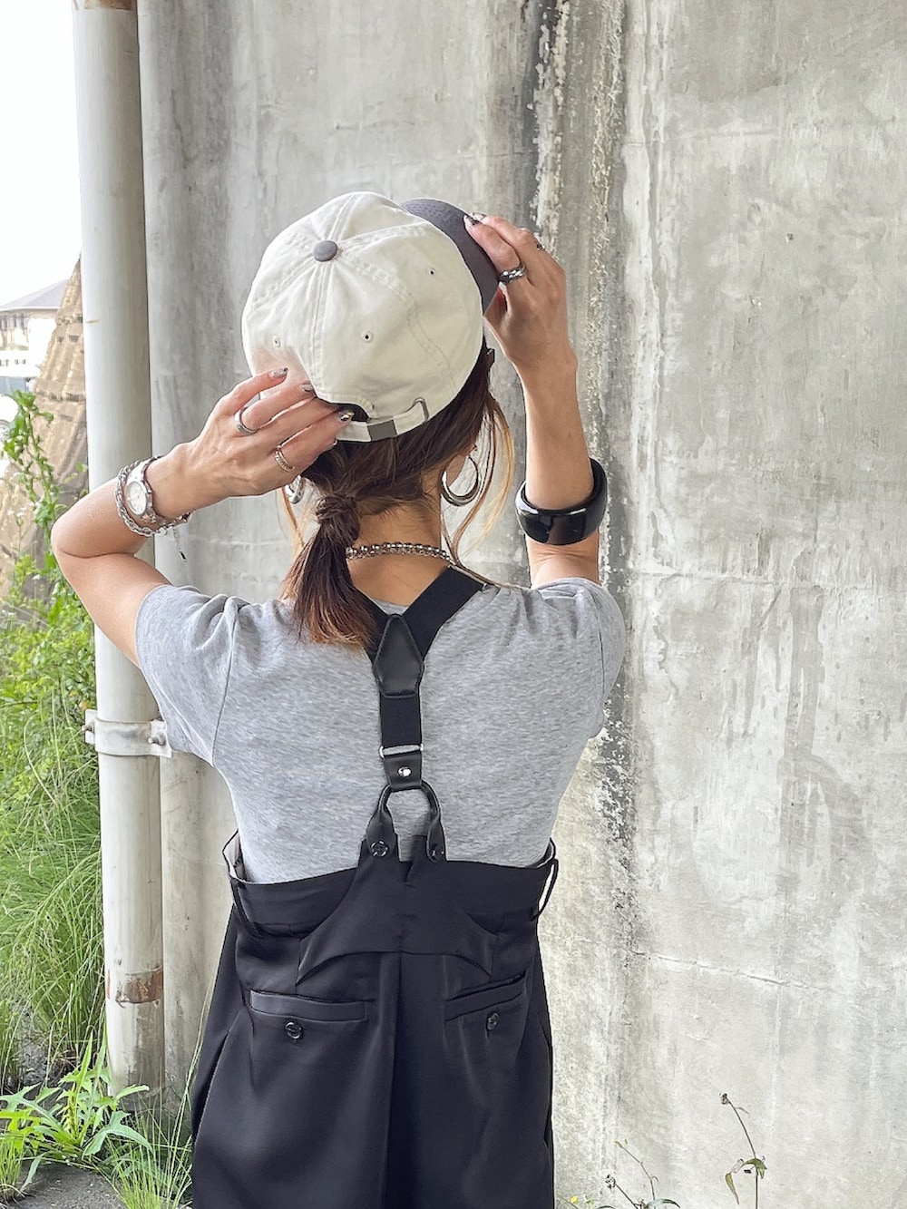 ブラック系のオールインワン・サロペット、ブラック系の財布を着用したレディースの夏コーディネートの3枚目の写真