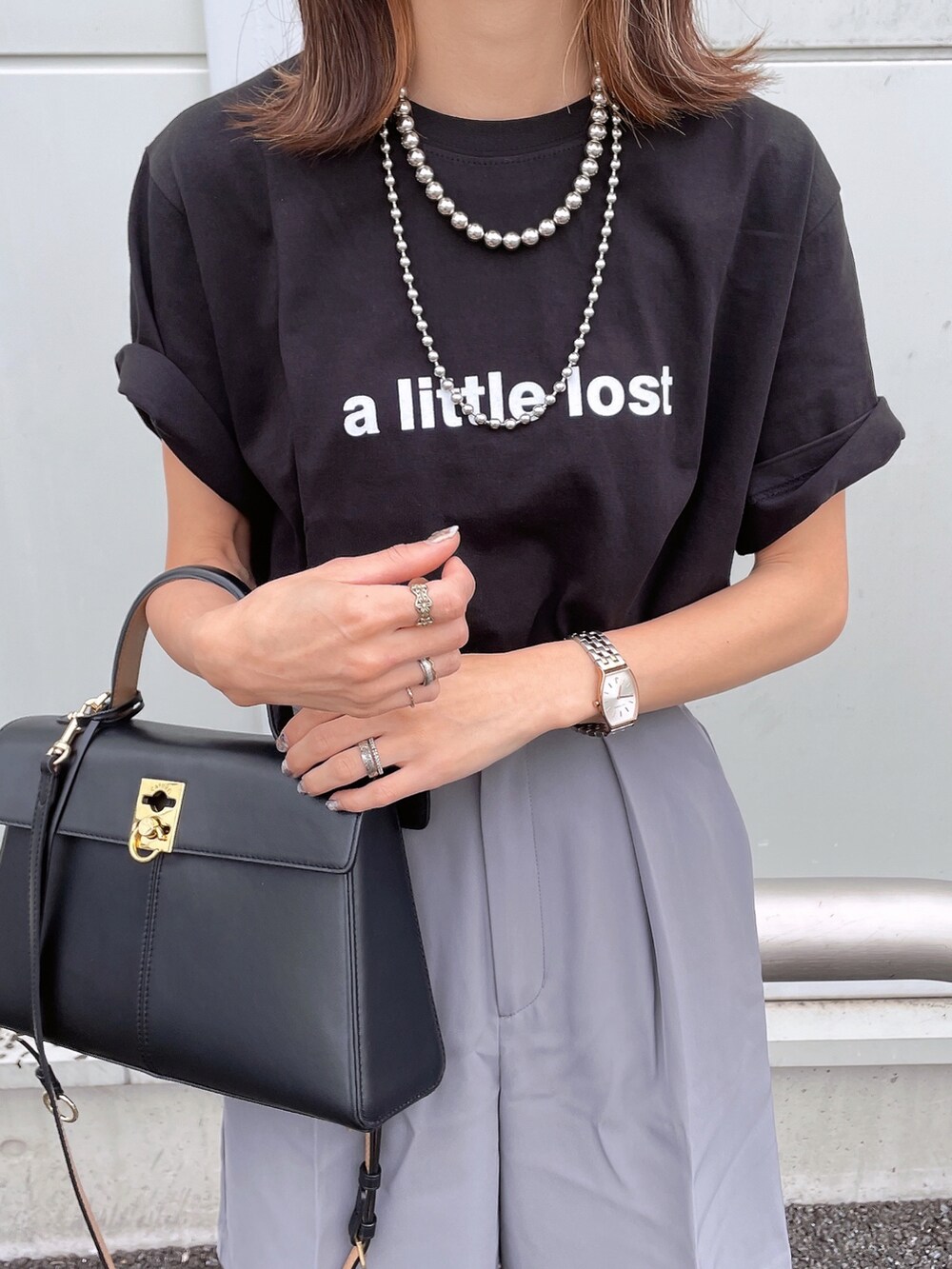 ブラック系のTシャツ/カットソーを着用したレディースの夏コーディネートの2枚目の写真